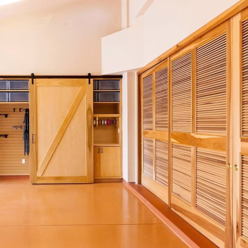 Create an alternative text for an image by providing a concise and relevant description that matches the content and purpose of the image. Focus on being brief, typically one or two sentences are sufficient. Avoid redundant information already present in the accompanying text. If relevant, specify whether the image is a photo, illustration, or another type. Adjust the description according to the use and context of the image, and avoid using phrases like "image of" or "photo of." End the alternative text with a period for better readability and omit the title attribute to improve accessibility and user experience. Keep it short and concise and use simple Spanish.